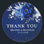 Pegatina Redonda Boda floral plateado metálico azul real Cl<br><div class="desc">Elegante tema de color azul real blanco plateado boda gracias pegatina que presenta elegante ramo de azul real,  marina,  plata,  flores rosas de color blanco puro y hojas de eucalipto verde salado. Comuníquese conmigo para obtener ayuda sobre la personalización o si necesita cualquier otro producto con este diseño.</div>