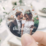 Pegatina Redonda Boda fotográfico clásico simple de tipografía grac<br><div class="desc">Añada un toque elegante y personalizado a las tarjetas de agradecimiento boda y los favores de la recepción con pegatinas/sellos para sobres personalizados redondos. La imagen y todo el texto de esta plantilla son fáciles de personalizar. "Gracias" se puede cambiar por amor y gracias, bienvenido, las iniciales de la pareja,...</div>