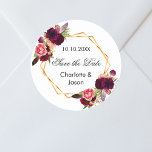 Pegatina Redonda Boda geométrica de florines de Borgoña Guardar la<br><div class="desc">Un pegatina Guardar la fecha. Marco geométrico falso de color dorado con rosas bohemias,  boho acuático,  flores de burdeos y rosa. Personalice y agregue sus nombres,  fecha del boda.</div>