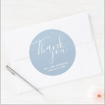 Pegatina Redonda Boda Gracias Favor De La Boda Azul<br><div class="desc">La boda favorece a los pegatinas en azul y blanco. Dales las gracias a los invitados bodas con estos stickers de boda personalizados en un precioso guion que decía: Gracias. Personalice su nombre y fecha de boda. El color de fondo de estos pegatinas puede cambiarse a color de su elección...</div>