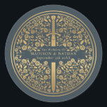 Pegatina Redonda Boda Gray Royal Medieval Sword<br><div class="desc">Celebre su día especial con este diseño de Boda de espadas medievales. El diseño de la parte trasera de la invitación NO es un verdadero Relieve metalizado de oro. Puede personalizar más adelante haciendo clic en el botón "PERSONALIZAR".</div>