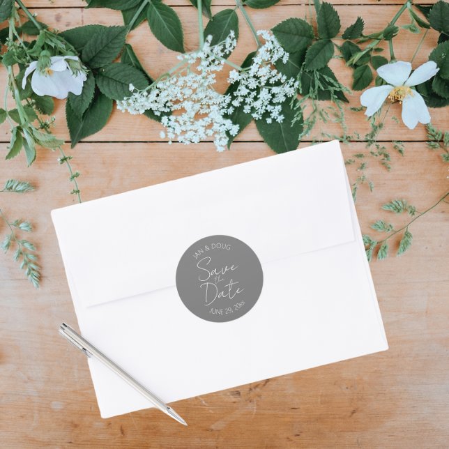 Pegatina Redonda Boda Gris Oscuro Estilizada Guardar la fecha (In Situ Wedding)