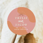 Pegatina Redonda BODA Groovy Pink y Naranja de TRIXIE Retro 70<br><div class="desc">Este pegatina de favores matrimoniales cuenta con divertidos remolinos naranjas,  un fondo rosa brillante y un tipo de letra retro y arrebato de sol. Edite fácilmente todos los colores para satisfacer sus necesidades. Este cartel de bienvenida es perfecto para su divertido evento temático de los años 70.</div>