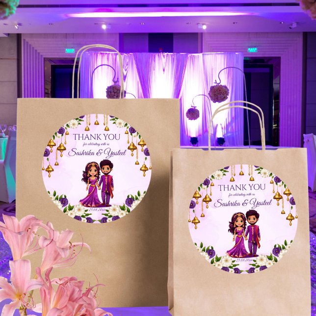 Pegatina Redonda Boda indio Mehndi morada linda pareja de novias (Indian wedding Mehndi Sangeet purple cute bridal couple caricature cartoon thank you favor Sticker)