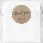Pegatina Redonda Boda Kraft de escritura de caligrafía moderna<br><div class="desc">Moderna elegancia caligrafía guión Boda Kraft Pegatina redondo</div>