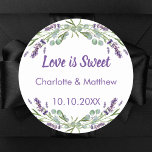 Pegatina Redonda Boda lavender eucalipto El amor es dulce<br><div class="desc">Fondo blanco. Texto púrpura: El amor es dulce. Personalice y agregue sus nombres y la fecha de boda. Decorado con flores de lavanda de color acuático y vegetación eucaliptica. Para los dulces favores de los invitados,  como el chocolate,  las galletas.</div>
