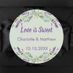 Pegatina Redonda Boda lavender eucalipto sage El amor es dulce<br><div class="desc">Fondo verde de sabio. Texto púrpura: El amor es dulce. Personalice y agregue sus nombres y la fecha de boda. Decorado con flores de lavanda de color acuático y vegetación eucaliptica. Para los dulces favores de los invitados,  como el chocolate,  las galletas.</div>