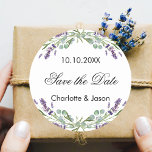 Pegatina Redonda Boda Lavender eucalipto Salven la fecha<br><div class="desc">Un elegante fondo blanco decorado con flores de lavanda y vegetación de eucalipto. Personalice y agregue sus nombres y fecha de boda.</div>