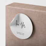 Pegatina Redonda Boda minimalista blanco y negro sencillo<br><div class="desc">Sencillo y elegante guión mínimo de escritura a mano pareja novia y novio nombres negros sello para sobres boda blanco o pegatina de envoltura de regalo.</div>