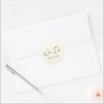 Pegatina Redonda Boda Moderna Crema Simple<br><div class="desc">Pegatinas de boda elegantes con un diseño simple y minimalista con "Nos Casamos" en una tipografía de letra contemporánea. Un diseño clásico con un toque moderno.</div>