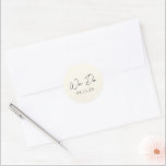 Pegatina Redonda Boda Moderna Crema Simple<br><div class="desc">Pegatinas de boda elegantes con un diseño simple y minimalista con "Nos Casamos" en una tipografía de letra contemporánea. Un diseño clásico con un toque moderno.</div>