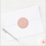 Pegatina Redonda Boda Moderna de Melocotón Simple<br><div class="desc">Pegatinas de boda elegantes con un diseño simple y minimalista con "Nos Casamos" en una tipografía de letra contemporánea. Un diseño clásico con un toque moderno.</div>