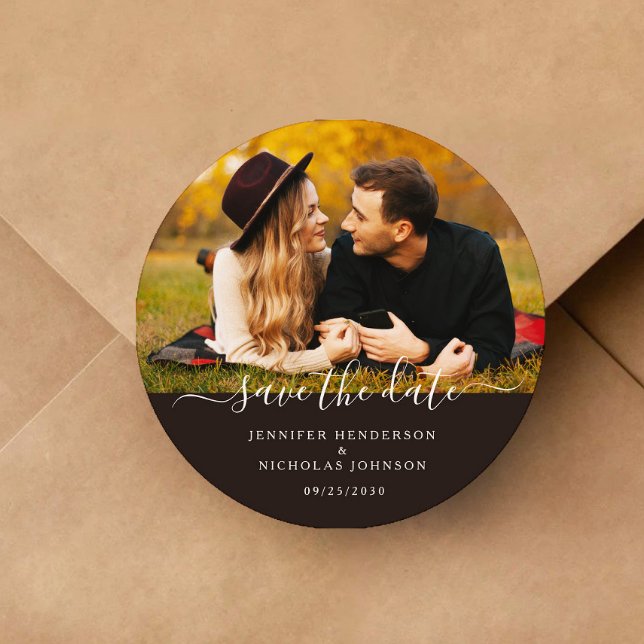 Pegatina Redonda Boda Moderna Salve La Foto De Compromiso De Fecha (Modern Wedding Save The Date Engagement Photo Classic Round Sticker)
