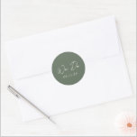 Pegatina Redonda Boda moderna simple de olivo verde<br><div class="desc">Pegatinas de boda elegantes con un diseño simple y minimalista con "Nos casamos" en una tipografía de letra contemporánea. Un diseño clásico con un toque moderno.</div>