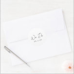Pegatina Redonda Boda moderna simple en blanco y negro<br><div class="desc">Pegatinas de boda elegantes con un diseño simple y minimalista con "Nos Casamos" en una tipografía de letra contemporánea. Un diseño clásico con un toque moderno.</div>
