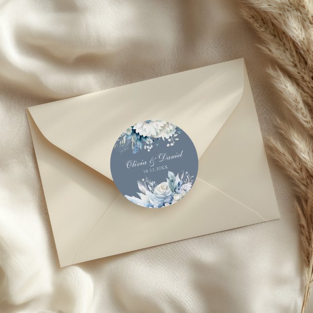Pegatina Redonda Boda moderno de flores silvestres azul turquesa (Modern Dusty Blue Wildflowers Wedding Classic Round Sticker on a wedding envelope)