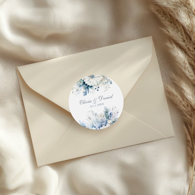 Pegatina Redonda Boda moderno de flores silvestres azul turquesa (Modern Dusty Blue Wildflowers Wedding Classic Round Sticker on a wedding envelope.)