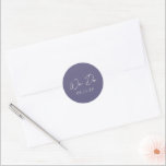 Pegatina Redonda Boda moderno púrpura simple<br><div class="desc">Elegantes pegatinas de bodas con un diseño sencillo y mínimo con "We Do" en una tipografía de escritura contemporánea. Un diseño clásico con un toque moderno.</div>