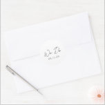 Pegatina Redonda Boda moderno simple en blanco y negro<br><div class="desc">Elegantes pegatinas de bodas con un diseño sencillo y mínimo con "We Do" en una tipografía de escritura contemporánea. Un diseño clásico con un toque moderno.</div>