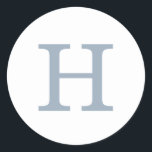 Pegatina Redonda Boda monograma azul y blanco entrelazado simple<br><div class="desc">Sencillo pero elegante pegatina de boda con su monograma en una polvorienta fuente serif azul sobre un fondo blanco. Los colores del fondo y del tipo de letra pueden cambiarse a los colores que desee. Un diseño sencillo y sobrio que sigue siendo elegante. Estos pegatinas modernos y minimalistas hacen grandes...</div>