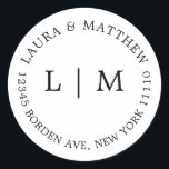 Pegatina Redonda Boda Monograma blanco<br><div class="desc">Moderno y minimalista Pegatina boda con su monograma y dirección inicial. Un diseño sencillo que todavía se presenta como moda y elegante. Estos sobres son una excelente manera de añadir un toque elegante a su suite de invitados a la boda.</div>