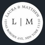 Pegatina Redonda Boda Monograma blanco<br><div class="desc">Moderno y minimalista Pegatina boda con su monograma y dirección inicial. Un diseño sencillo que todavía se presenta como moda y elegante. Estos sobres son una excelente manera de añadir un toque elegante a su suite de invitados a la boda.</div>