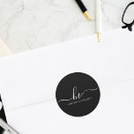 Pegatina Redonda Boda Monograma caligrafía Guión Personalizado Favo<br><div class="desc">Mejora la elegancia de tus favores matrimoniales con nuestro Boda Monograma Personalizado de escritura caligráfica Favor de los Pegatinas redondos clásicos. Estos exquisitos pegatinas no son sólo etiquetas, sino que son un reflejo de su sofisticado gusto y atención a los detalles. Con un guión de caligrafía atemporal y su monograma...</div>