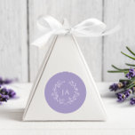 Pegatina Redonda Boda Monograma de Lavender<br><div class="desc">Selle sus invitaciones y exprese su gratitud con nuestros stickers de bodas de monograma de Lavender. Perfecto para sellos para sobres o etiquetas favoritas,  estos pegatinas presentan la elegancia monocálmica y clásica,  añadiendo un toque final de sofisticación a su papelería boda.</div>