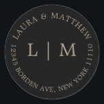 Pegatina Redonda Boda Monograma de oro negro<br><div class="desc">Moderno y minimalista Pegatina boda con su monograma y dirección inicial. Un diseño sencillo que todavía se presenta como moda y elegante. Estos sobres son una excelente manera de añadir un toque elegante a su suite de invitados a la boda.</div>