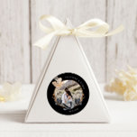 Pegatina Redonda Boda monograma floral de oro negro exclusivo<br><div class="desc">Nuestra colección "Exclusive Gold And Black Floral Boda" incluye flores negras y doradas de acuarela y abundante follaje. Junto con un guión elegante que está listo para su personalización, lo que lo convierte en una colección de bodas moderna y de moda. Consulta nuestra tienda para ver más artículos que coincidan....</div>