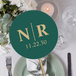 Pegatina Redonda Boda Monograma Novia Y Groom Iniciales<br><div class="desc">Abran la esencia de su unión con nuestro monograma boda de personalizable, con sus iniciales delicadamente entrelazadas en un diseño minimalista. El impactante color verde esmeralda simboliza el crecimiento y la armonía, mientras que los acentos dorados exudan lujo y opulencia, haciendo de estos pegatinas una novedad destacada en su papel...</div>