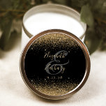 Pegatina Redonda Boda negro con guión de Purpurina dorado<br><div class="desc">Este elegante y moderno pegatina boda presenta un diseño purpurina de color dorado en el borde superior e inferior. Personalizar fácilmente el texto de color dorado sobre un fondo negro,  con los nombres de la novia y el novio en caligrafía escrita a mano sobre una gran ampersand.</div>