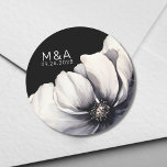 Pegatina Redonda Boda negro florido moderno monograma inicial<br><div class="desc">Diseño moderno y sobrio de bodas florales negras y blancas. Un aspecto clásico pero caprichoso con flores negras, grises y cremas con fuentes blancas y letras modernas. Edite todo el texto a su propia información. ¡Incluso puedes cambiar el color de fondo a lo que quieras! También tengo otros estilos similares...</div>
