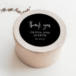 Pegatina Redonda Boda negro moderno<br><div class="desc">Estos modernos,  sencillos y elegantes pegatinas de boda negro oscuro o ducha de novia presentan un minimalista diseño de texto blanco con un elegante guión escrito a mano que dice "gracias".</div>