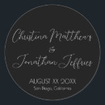 Pegatina Redonda Boda negro moderno y elegante<br><div class="desc">Este evento o pegatina boda moderno y elegante presenta un sencillo fondo negro con texto en blanco. Los nombres de la pareja se imprimen en una letra de guión. A continuación se indican la fecha y la ubicación del boda.</div>