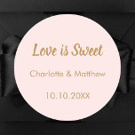 Pegatina Redonda Boda nombres de oro rubor Amor es Dulce<br><div class="desc">Fondo rosa Rubor. Texto: El amor es dulce. Personalice y agregue sus nombres y la fecha de boda. Para los dulces favores de los invitados,  como el chocolate,  las galletas.</div>