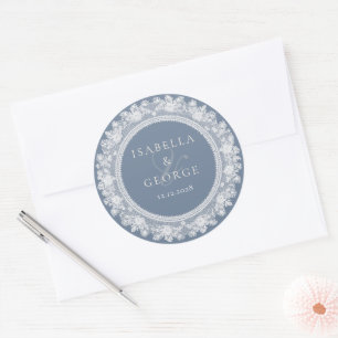 Pegatina Redonda Boda Old Money Dusty Blue Encima de encaje blanco