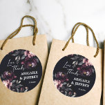 Pegatina Redonda Boda oscuras moody peonías gracias a favor<br><div class="desc">Boda moody burgundy peonies sellos de vino personalizados boda favorece la vajilla boda personalizada.</div>