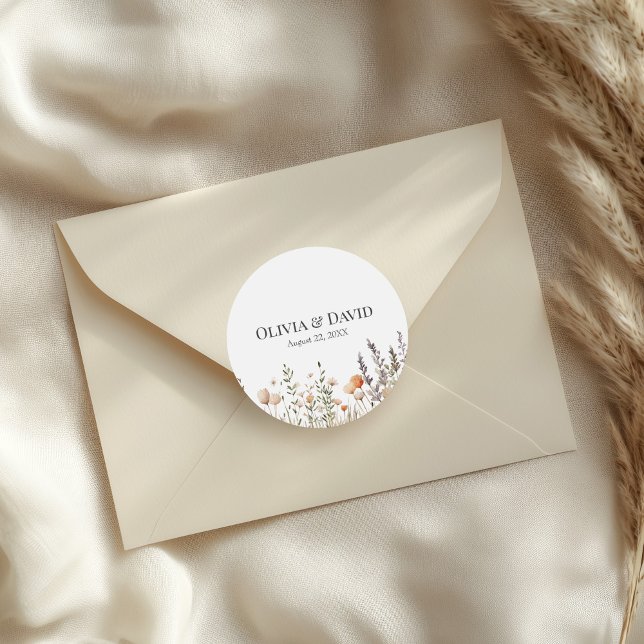 Pegatina Redonda Boda Peach Wildflower Meadow (Peach Wildflower Meadow Wedding Classic Round Sticker on a wedding envelope.)