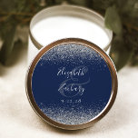 Pegatina Redonda Boda perimetral Purpurina de color plata azul de l<br><div class="desc">Este elegante y moderno pegatina boda presenta un diseño purpurina plateado en el borde superior e inferior. Personalizar fácilmente el texto gris plateado sobre un fondo azul marino,  con los nombres de la pareja en caligrafía de escritura a mano gris plateado sobre un gran ancho de banda.</div>