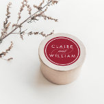 Pegatina Redonda Boda personalizada de Cranberry Red<br><div class="desc">Nuestros stickers de boda personalizados en rojo de arándanos ricos son un toque final perfecto para sus invitaciones,  favores y tarjetas de agradecimiento. El diseño presenta los nombres de la pareja en letras blancas nítidas en un fondo rojo de vacaciones con "y" en escritura caligráfica decorativa.</div>