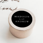 Pegatina Redonda Boda personalizado moderno en blanco y negro<br><div class="desc">Selle sus sobres de invitación o favores con nuestros elegantes pegatinas de boda. Los pegatinas de boda personalizados incluyen sus nombres en un guión de caligrafía blanca con un fondo negro o color de su elección. Diseñar coordenadas con nuestra colección de bodas Modern Elegance.</div>