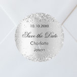 Pegatina Redonda Boda plateada Guardar la fecha<br><div class="desc">A Guardar el pegatina de fecha para su boda. Un fondo falso de aspecto plateado,  texto negro. Decorado con confeti. Personalice y agregue sus nombres y fecha de boda.</div>