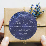 Pegatina Redonda Boda plateado de flores azules de la marina gracia<br><div class="desc">Un fondo azul marino adornado con flores azules y chispas plateadas falsas. El color azul es desigual. Personalice y agregue sus nombres y fecha de boda. Con el texto: Gracias por compartir nuestro día especial.</div>