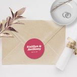 Pegatina Redonda boda Retro Groovy Viva Magenta de los años 70<br><div class="desc">Celebre con estilo con estos stickers de bodas de estilo retro de los años 70. El diseño es fácil de personalizar con la redacción de tu evento especial y tus invitados estarán encantados cuando reciban a estos fabulosos pegatinas. Se pueden encontrar elementos coincidentes en la colección.</div>