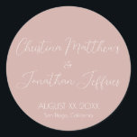 Pegatina Redonda Boda rosa polvoriento moderno y elegante<br><div class="desc">Este moderno y elegante evento o pegatina boda presenta un sencillo fondo rosado polvoriento con texto en blanco. Los nombres de la pareja se imprimen en una letra de guión. A continuación se indican la fecha y la ubicación del boda.</div>