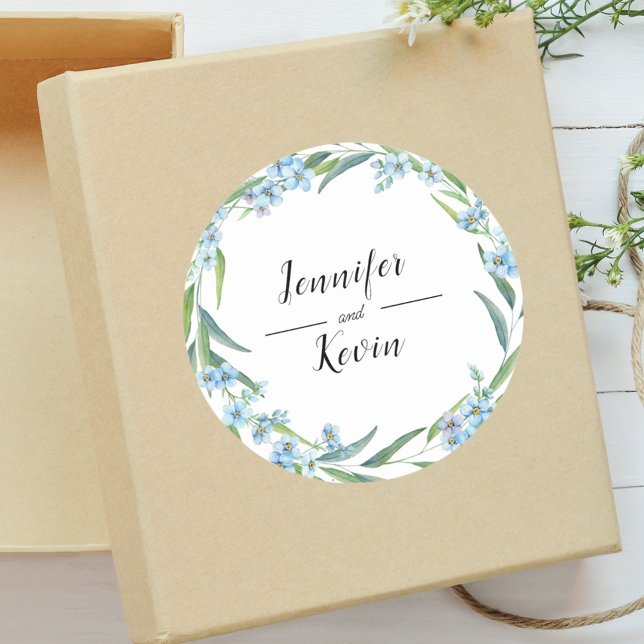 Pegatina Redonda Boda Rústica de Flores Silvestres con Verde Elegan (Elegant greenery wildflower sticker adds rustic floral charm to wedding stationery.)
