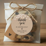 Pegatina Redonda Boda Rústico Moderno Cena Gracias Regalos<br><div class="desc">Moderno Boda rústico Gracias Regalos Clásicos Pegatina Redondo,  en escritura limpia,  pequeño corazón rojo lindo,  con firma de novios y novios y fecha boda,  kraft marrón de cabaña,  tema de luces de cuerda.</div>