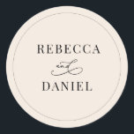 Pegatina Redonda Boda simple de Boho Neutral Rubor personalizado<br><div class="desc">Diseñado para coordinar con nuestra colección de bodas de guiones románticos,  este Pegatina de nombres de personalizable presenta un símbolo gráfico de caligrafía,  junto con un tipo de letra serif elegante en negro. Elementos coincidentes disponibles.</div>