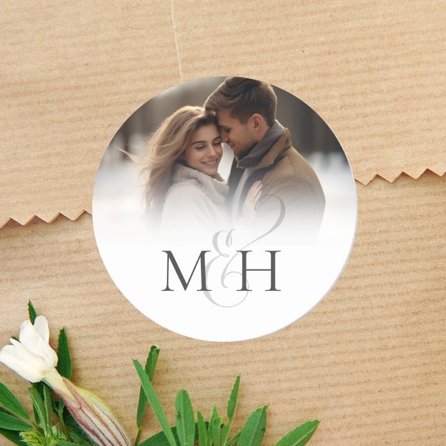 Pegatina Redonda Boda simple minimalista Monograma Ampersand Photo (Simple ampersand photo and monogram sticker label. )